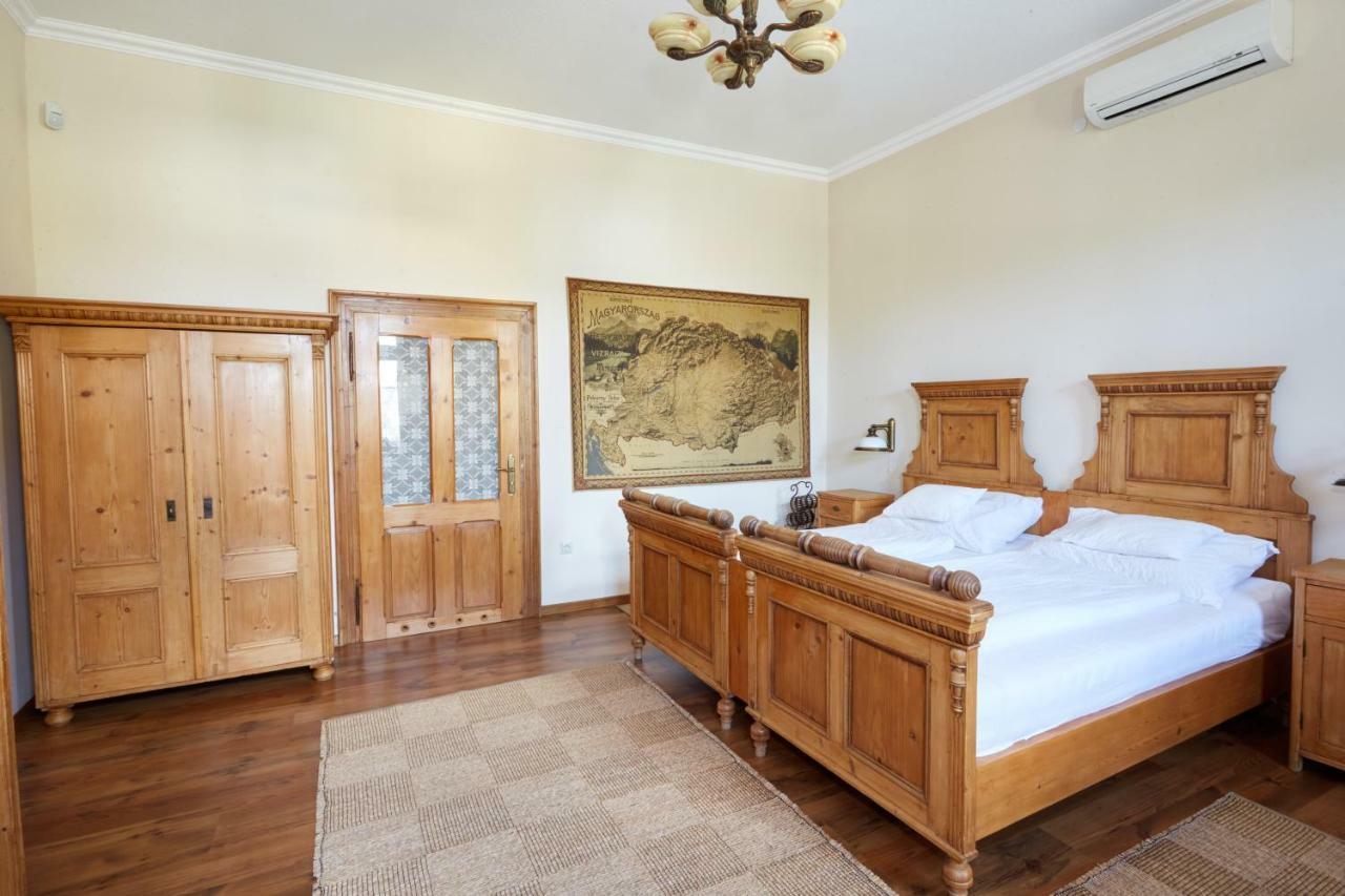Sarok Vendeghaz Hotel Villany Exterior photo